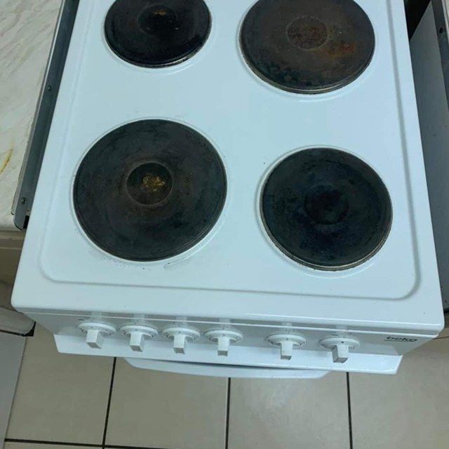 Plită electrică curată, după