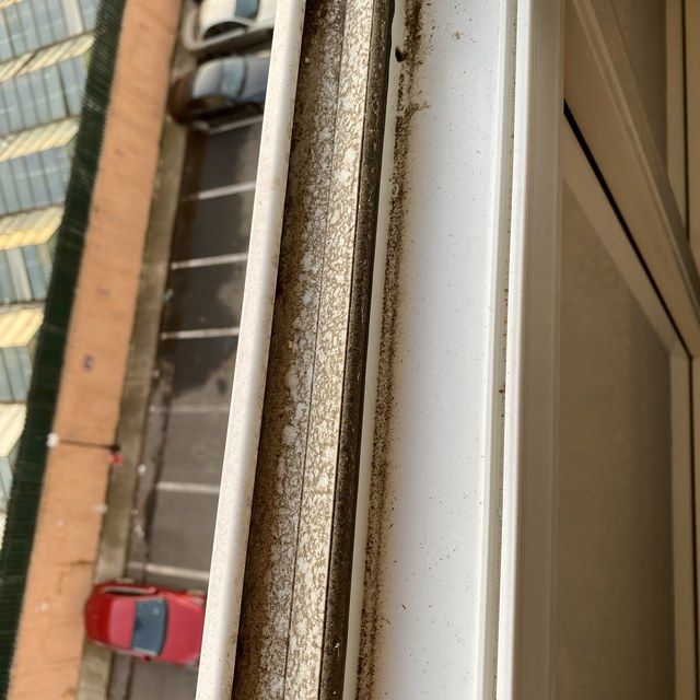Șină de termopan plină de praf, înainte
